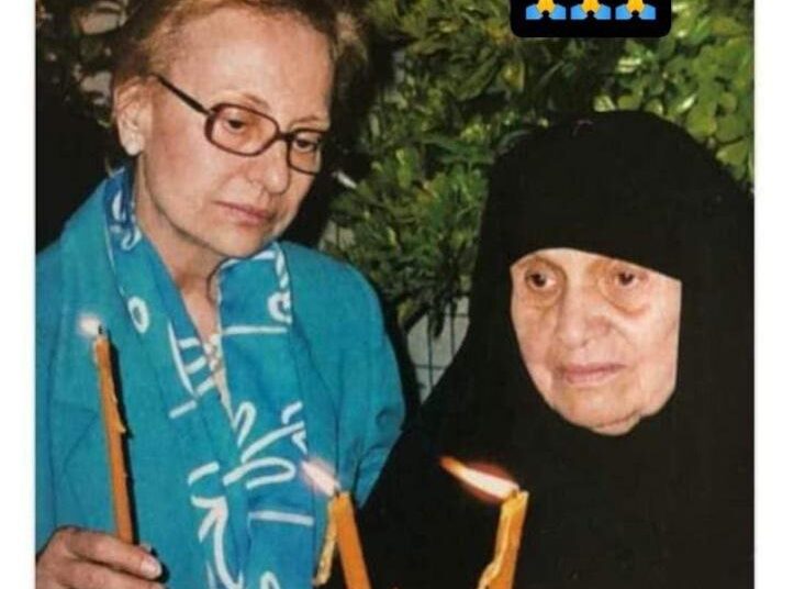 Φωτογραφία η αείμνηστη Βίκυ Μοσχολιού λίγο πριν το τέλος της ζωής της στο ιδιόκτητο μοναστήρι στο όρος Καβελαρης Μεγάρων μαζί με την μητέρα της Ελισσάβετ.