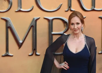 «Συλλάβετέ με»: Η JK Rowling αμφισβητεί τον νέο νόμο της Σκωτίας για υποκίνηση μίσους και προκαλεί την αστυνομία