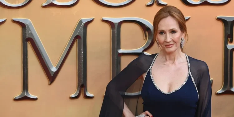 «Συλλάβετέ με»: Η JK Rowling αμφισβητεί τον νέο νόμο της Σκωτίας για υποκίνηση μίσους και προκαλεί την αστυνομία