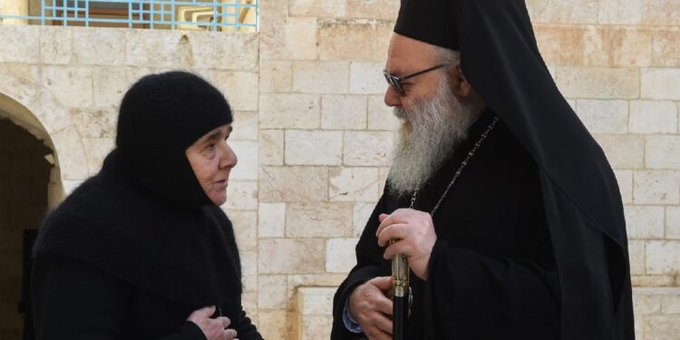 Η ΚΟΚΚΙΝΗ ΔΑΜΑΛΑ ΒΑΡΑΕΙ ΤΩΡΑ ΚΑΙ ΠΑΛΙ ΤΗ ΔΑΜΑΣΚΟ!