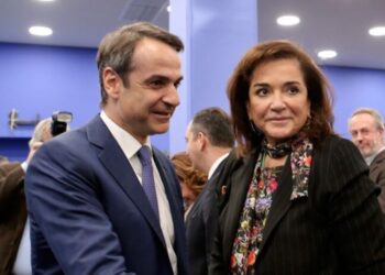 Τρέχει και δεν φτάνει το Μαξίμου με τις φωτιές που άναψε η Μπακογιάννη –Το ρήγμα με Γεραπετρίτη και η οργή στην Κύπρο