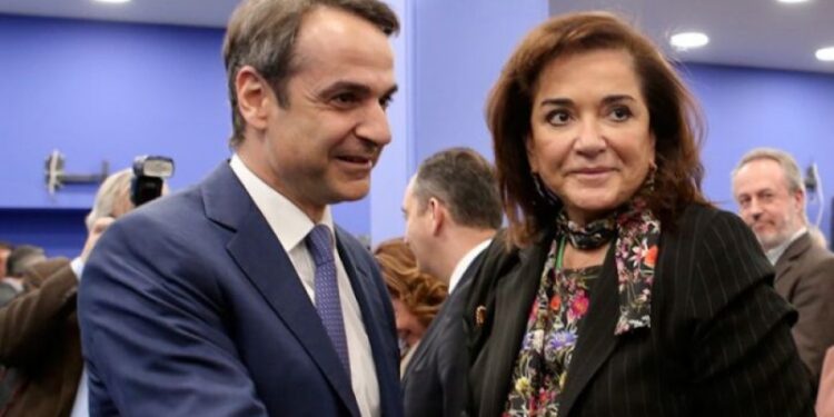 Τρέχει και δεν φτάνει το Μαξίμου με τις φωτιές που άναψε η Μπακογιάννη –Το ρήγμα με Γεραπετρίτη και η οργή στην Κύπρο