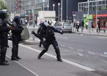 Χάος στο Παρίσι από διαδήλωση Αφγανών: Κτύπησαν πολίτες έσπασαν καταστήματα και συγκρούστηκαν με την Αστυνομία
