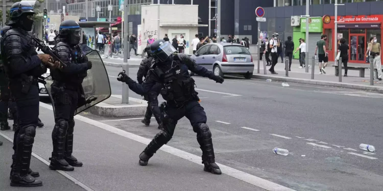 Χάος στο Παρίσι από διαδήλωση Αφγανών: Κτύπησαν πολίτες έσπασαν καταστήματα και συγκρούστηκαν με την Αστυνομία