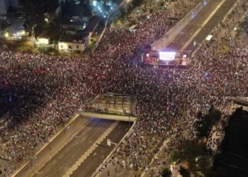 Χαός στο Τελ Αβίβ: Χιλιάδες στους δρόμους, αυτοκίνητο έπεσε στους διαδηλωτές!