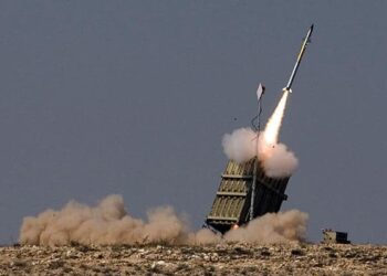 Το Ιράν λέει ότι «έσπασε» το «θόλο» του Iron Dome και έπληξε τη μεγαλύτερη αεροπορική βάση του Ισραήλ