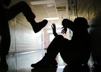 Μέτρα για τη σχολική βία: Κύριοι της κυβέρνησης, η νεολαία «ξερνάει» το δηλητήριο που την ποτίζετε – Μη μας κάνετε τους κοινωνικούς ευεργέτες