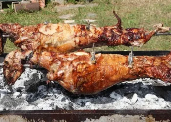 Αρνί, αρνάκι γάλακτος, κατσίκι; Πόσες θερμίδες έχουν; Τι λένε οι διατροφολόγοι;.