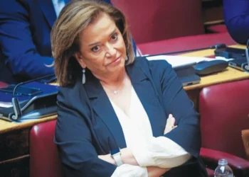 Πρωτοφανής ομολογία Ντόρας για τη «μαχαιριά» στους Σέρβους