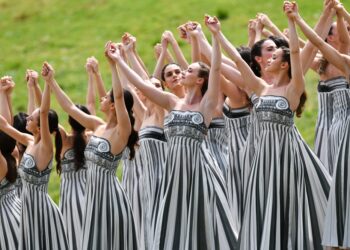 Οίκτο προκάλεσαν οι γελοίες ενδυμασίες των μελών του χορού στην τελετή αφής της Ολυμπιακής Φλόγας: Κάτι από Γκοτιέ, κάτι από τσόντα…