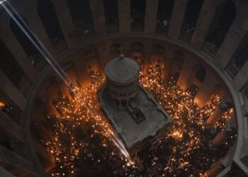 Είδε τους ουρανούς ν’ ανοίγουν και να κατέρχεται το Φως, όπως η αστραπή, και να εισέρχεται δια του τρούλου του Παναγίου Τάφου…!
