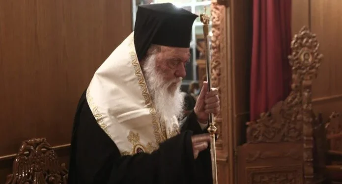 Κυβερνητικός εκπρόσωπος με αρχιεπισκοπικά άμφια