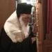 Κυβερνητικός εκπρόσωπος με αρχιεπισκοπικά άμφια