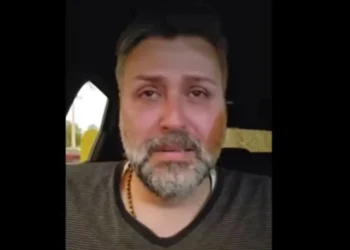 Έξαλλος ο Καλλιάνος για την μεταχείριση του πατέρα του σε δημόσιο νοσοκομείο: «Θα το πληρώσουν ακριβά»
