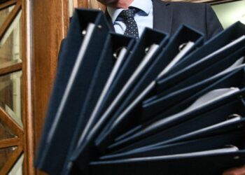 POLITICO: Έρευνα για στημένους διαγωνισμούς στην Ελλάδα – «Έφοδος» σε Cosmote, Vodafone, Nova