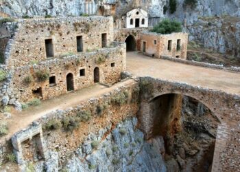 Καθολικό: Το παλαιότερο αλλά άγνωστο μοναστήρι της Κρήτης μέσα στο απόκρημνο φαράγγι (βίντεο)