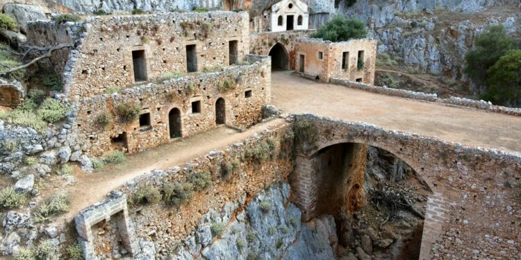 Καθολικό: Το παλαιότερο αλλά άγνωστο μοναστήρι της Κρήτης μέσα στο απόκρημνο φαράγγι (βίντεο)