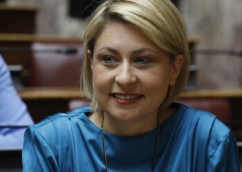 Θύελλα αντιδράσεων το νομοσχέδιο για τα ομόφυλα ζευγάρια: Ιερέας επιτέθηκε με αφορισμούς και κατάρες κατά της Υφυπουργού Μεταφορών