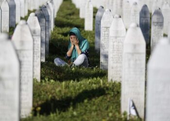 Σφαγή στην Σρεμπρένιτσα: Θρίλερ στον ΟΗΕ λίγες ώρες πριν από την ψηφοφορία – Ηχούν οι καμπάνες στη Σερβία καλώντας το λαό σε προσευχή