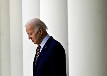 POLITICO> Πέντε μήνες πριν από τις εκλογές, το άγχος στο Δημοκρατικό κόμμα έχει μετατραπεί σε υπαρκτό τρόμο