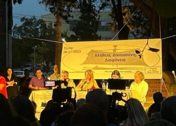 ΜΠΡΟΣΤΑ σε πολύ κόσμο! ΣΥΓΚΛΟΝΙΣΤΙΚΗ Μαρία Καρυστιανού από το Ηράκλειο Κρήτης…