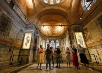Δείτε το βίντεο: Ο Ναός της Παναγίας που συρρέουν εκατοντάδες Τούρκοι στην Πόλη.