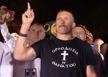 Με μπλούζα «Ορθοδοξία ή Θάνατος» ο Ουκρανός Oleksandr Usyk λίγο πριν από τον (νικηφόρο) αγώνα του με τον Tyson Fury