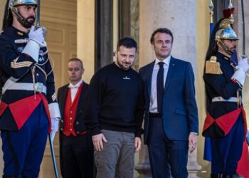 Ο Μακρόν θέλει να ρίξει όλους τους Ευρωπαίους σε πόλεμο με τον Πούτιν: «Ετοιμαστείτε»