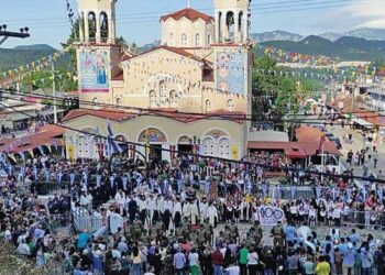 Μέγα πλήθος με μάτια βουρκωμένα στην Εύβοια για το σκήνωμα του θαυματουργού αγίου Ιωάννη του Ρώσσου