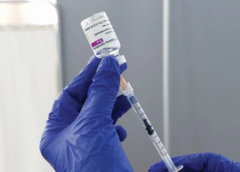 Η εμβολιαστική τυραννία που… αποσύρεται βουβά