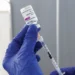Η εμβολιαστική τυραννία που… αποσύρεται βουβά