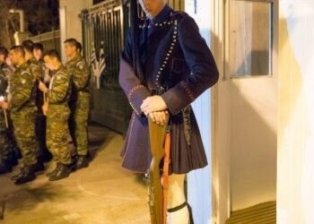 ΑΝΑΤΡΙΧΙΛΑ- Επί των όπλων! Η μοναδική στιγμή που οι Εύζωνες σκύβουν το κεφάλι κατά την περιφορά του Επιταφίου