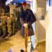 ΑΝΑΤΡΙΧΙΛΑ- Επί των όπλων! Η μοναδική στιγμή που οι Εύζωνες σκύβουν το κεφάλι κατά την περιφορά του Επιταφίου