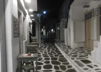 Συμπλοκή δεκάδων Πακιστανών σε μπαρ της Μυκόνου με έναν νεκρό και έναν σοβαρά τραυματισμένο