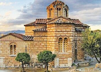 Ομοφυλόφιλοι άνδρες επιδόθηκαν σε σεξουαλικές πράξεις σε προαύλιο εκκλησίας την ώρα της λειτουργίας