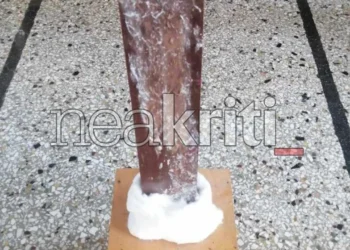 Ανατριχίλα: Ο Σταυρός τρέχει Άγιο Μύρο σε χωριό της Κρήτης όπου μιλούν όλοι για… «θαύμα» – Δείτε βίντεο και εικόνες