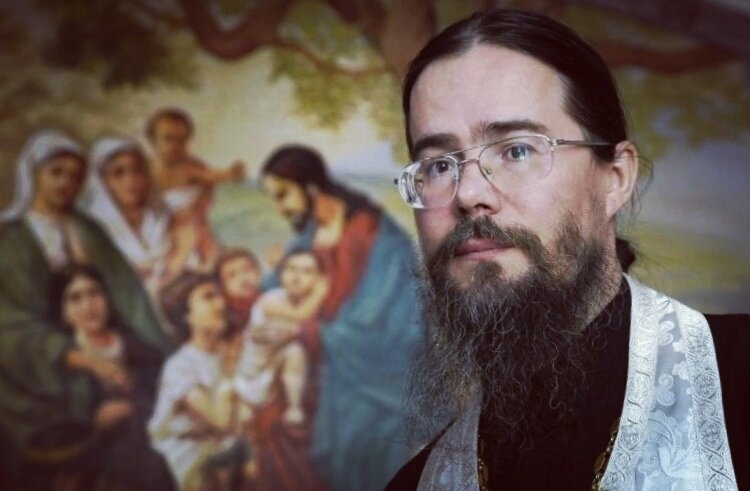 Ο Kirill Ivanov είναι αρχιερέας, προϊστάμενος της Εκκλησίας της Υπεραγίας Θεοτόκου, ηγούμενος του Αγίου Όρους (οικισμός Saperny), πρώην καρδιολόγος.