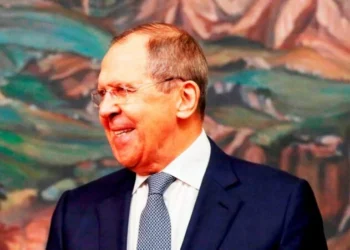 Ρωσία: Η αναπάντεχη αντίδραση του Λαβρόφ όταν ακούει τη δήλωση Μακρόν περί αποστολής στρατευμάτων στην Ουκρανία