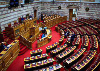 Παραδόθηκε στην Βουλή η δικογραφία κατά πολιτικών προσώπων για τα Τέμπη
