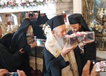 Στην Εύβοια το δεξί άφθαρτο χέρι του Αγίου Ιωάννη του Ρώσου – Ουρές πιστών για προσκύνημα (βίντεο).