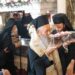 Στην Εύβοια το δεξί άφθαρτο χέρι του Αγίου Ιωάννη του Ρώσου – Ουρές πιστών για προσκύνημα (βίντεο).
