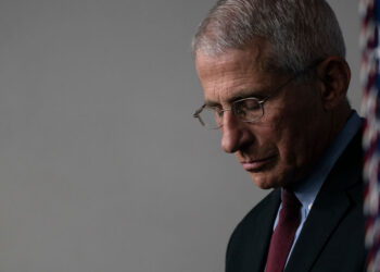 Ομολογία-βόμβα Fauci> Επινόησα τη κοινωνική αποστασιοποίηση των 2 μέτρων. Δεν είχα μελέτη που να λέει ότι η μάσκα προστατεύει τα παιδιά!