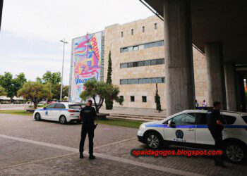 «Εύγε»! 2 περιπολικά της ΕΛ.ΑΣ. φυλάνε το πανό του EuroGayPride; Και ένα σωρό ακόμη ΑΙΣΧΗ!