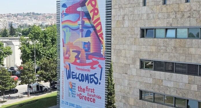 «Έντυσαν» το δημαρχείο Θεσσαλονίκης με γιγαντοαφίσα για το Europride