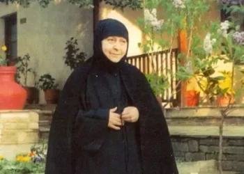 …Τα εγγονάκια της δεν φοβούνταν βλέποντας τη γιαγιά τους να σηκώνεται στον αέρα, γιατί τους είχε εξηγήσει ότι όταν ο άνθρωπος προσεύχεται έτσι γίνεται…