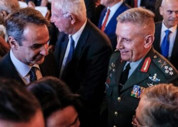 Σενάρια υπουργοποίησης Φλώρου και «μετακόμισης» Δένδια