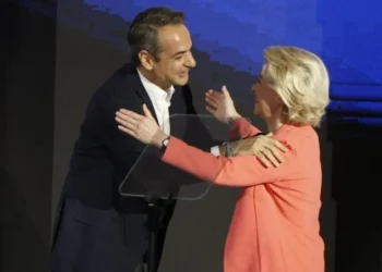 Politico: Ο Μητσοτάκης στο νέο σχέδιο του Σαρλ Μισέλ για να ξεφορτωθεί την Ούρσουλα