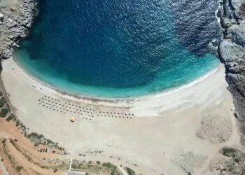 Ζόρκος: Η εξωτική παραλία της Άνδρου με την άγρια ομορφιά (βίντεο)