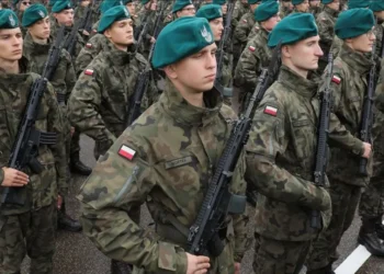 Πολωνία: Έκκληση κατάταξης για στρατιωτική εκπαίδευση επί πληρωμή