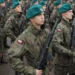 Πολωνία: Έκκληση κατάταξης για στρατιωτική εκπαίδευση επί πληρωμή